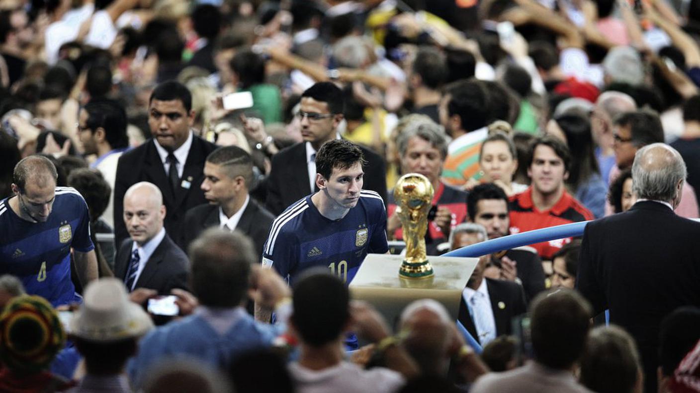 Primo premio sport singole: il capitano della nazionale argentina Lionel Messi guarda la coppa del mondo vinta dalla Germania a Rio de Janeiro, in Brasile. 