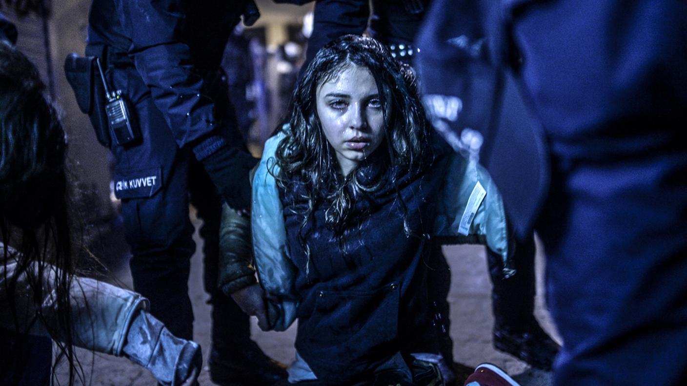 Primo premio spot news singole: una ragazza ferita durante le proteste antigovernative a Istanbul, Turchia, il 12 marzo 2014.