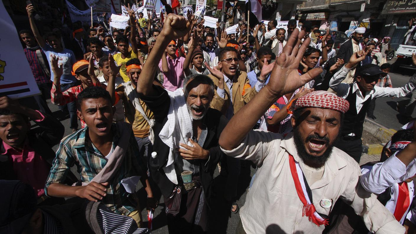 Una manifestazione contro i ribelli sciiti che controllano la capitale Sanaa