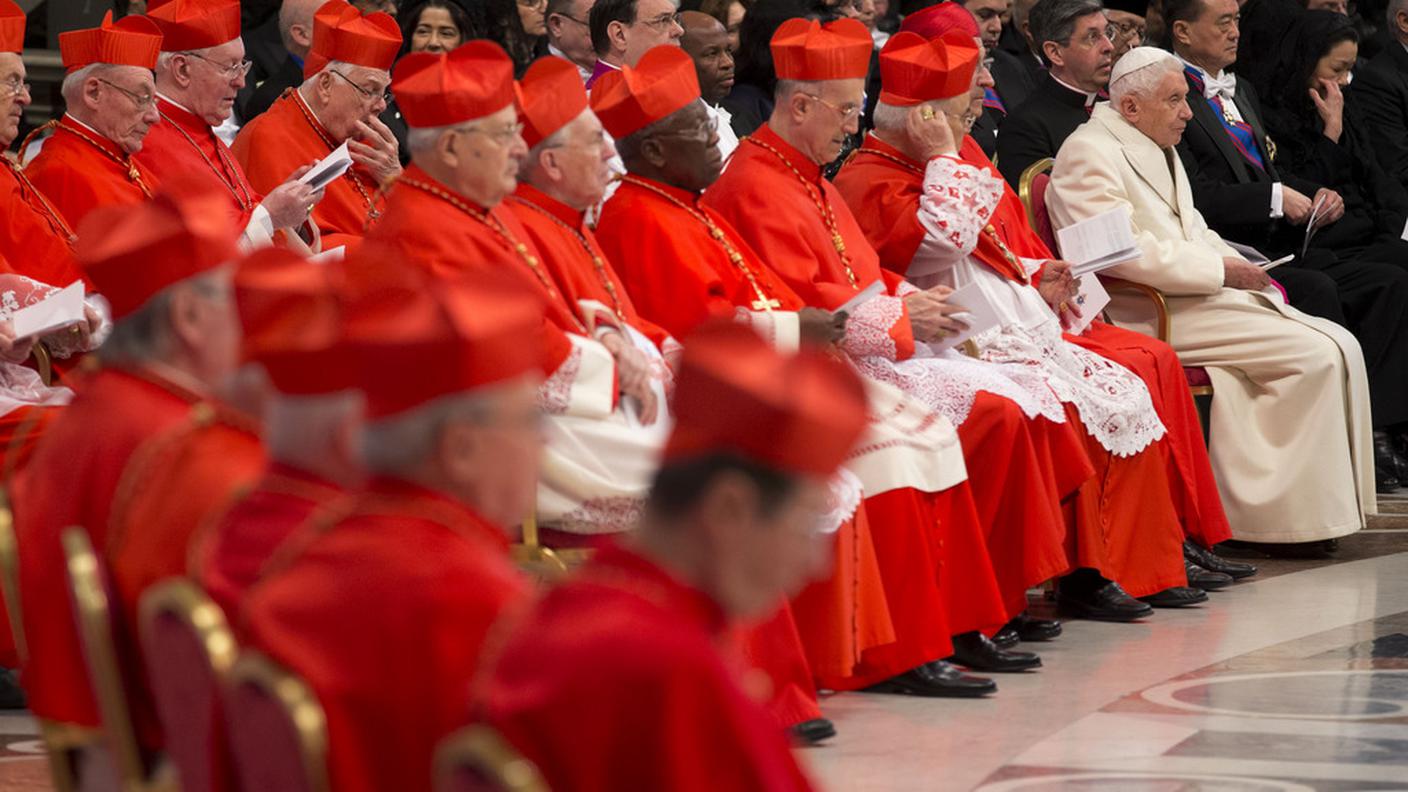 Ratzinger vestito di bianco in prima fila fra i porporati