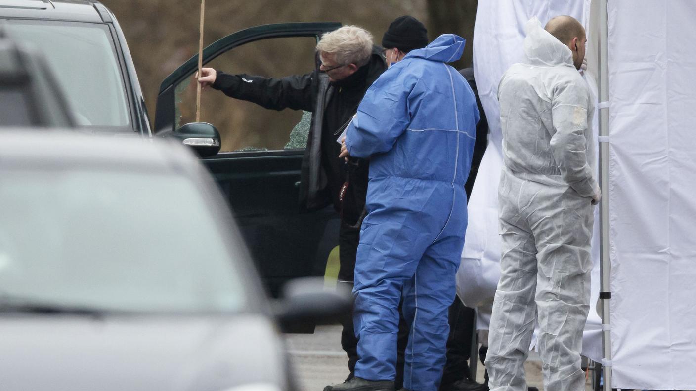 Gli esperti forensi al lavoro vicino alla stazione Norreport della capitale danese, dove all'alba è stato ucciso il presunto attentatore