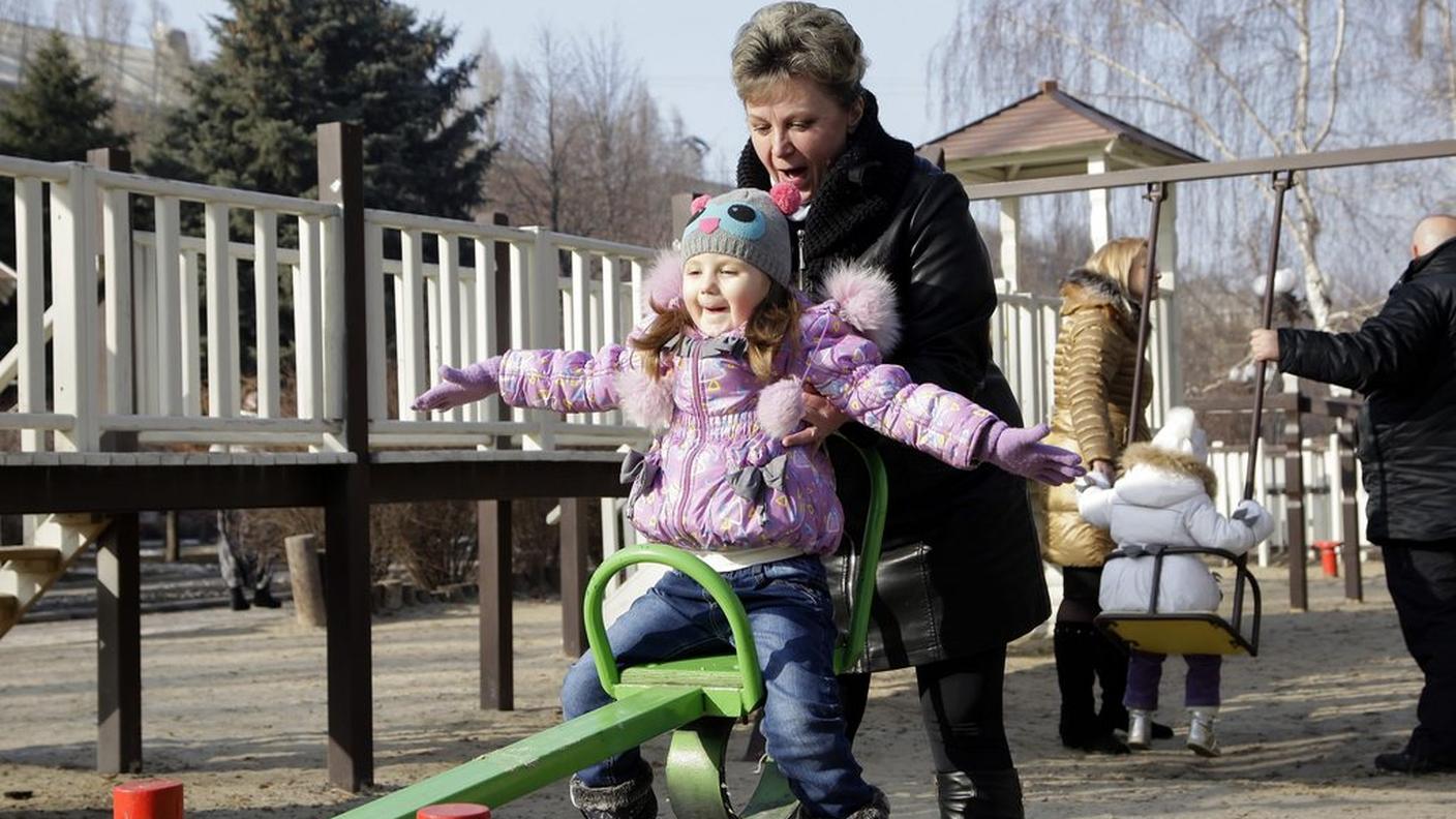 I bambini sono tornati a giocare a Donetsk, ma preoccupa la situazione a Debaltsevo