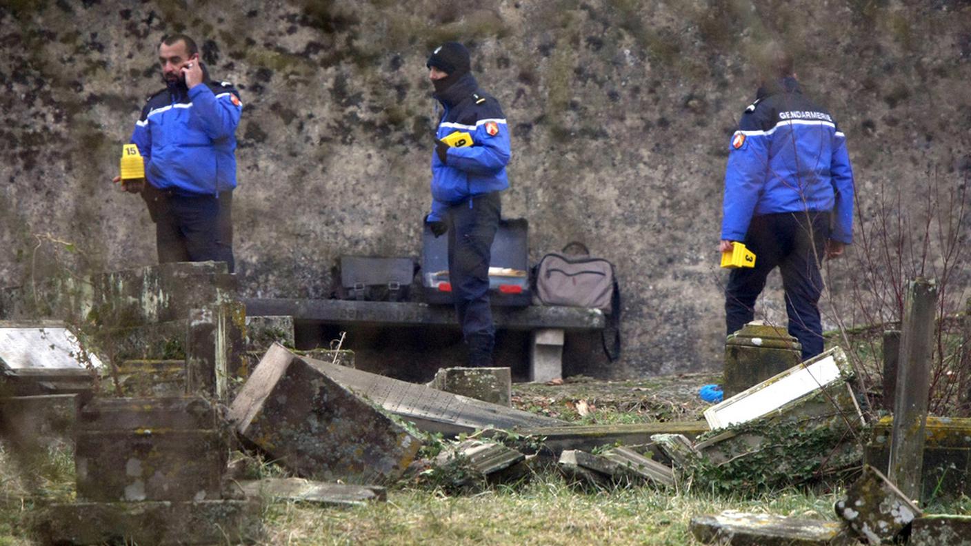 La polizia alla ricerca di tracce dei colpevoli