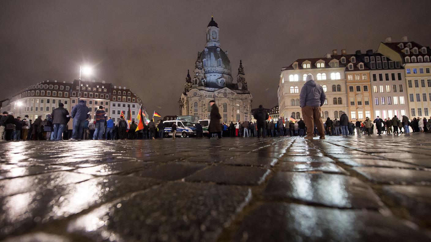 Alcuni "patrioti europei contro l'islamizzazione dell'occidente" in piazza a Dresda