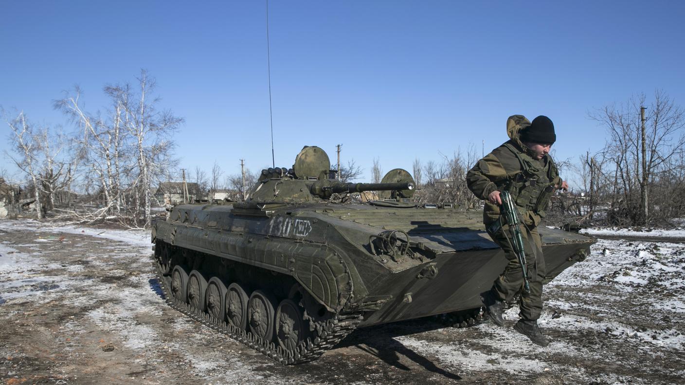Carro armato dei separatisti filorussi nei pressi di Debaltseve 