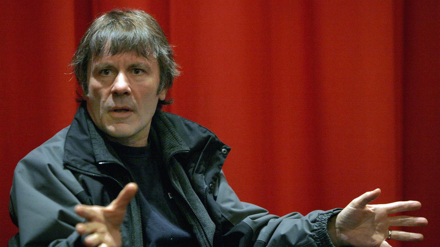 L'artista in un'immagine fuori dal palco