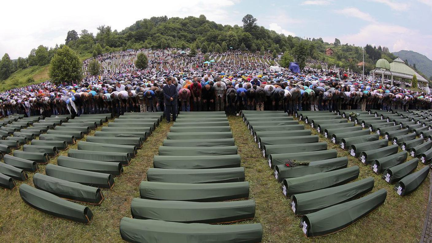 Srebrenica ricorda i suoi morti: la cerimonia d'inumazione di altre 409 salme