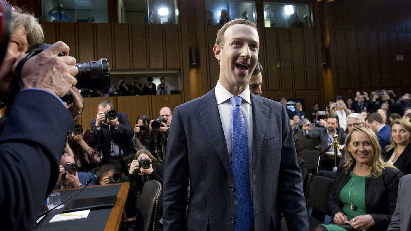 Un sorriso di Mark Zuckerberg, sollevato dopo le prime cinque ore di domande