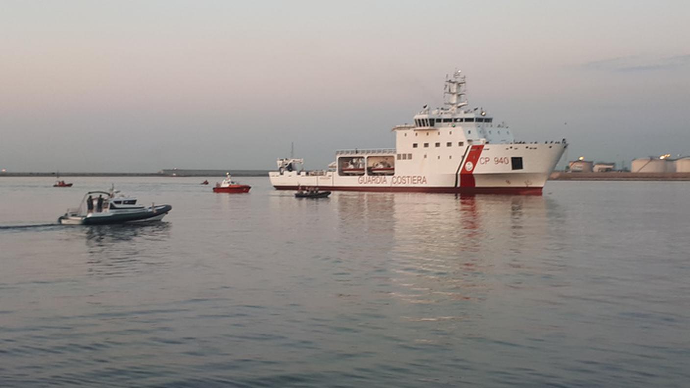 La nave italiana "Dattilo" della Guardia Costiera con i primi 200 migranti sbarcati