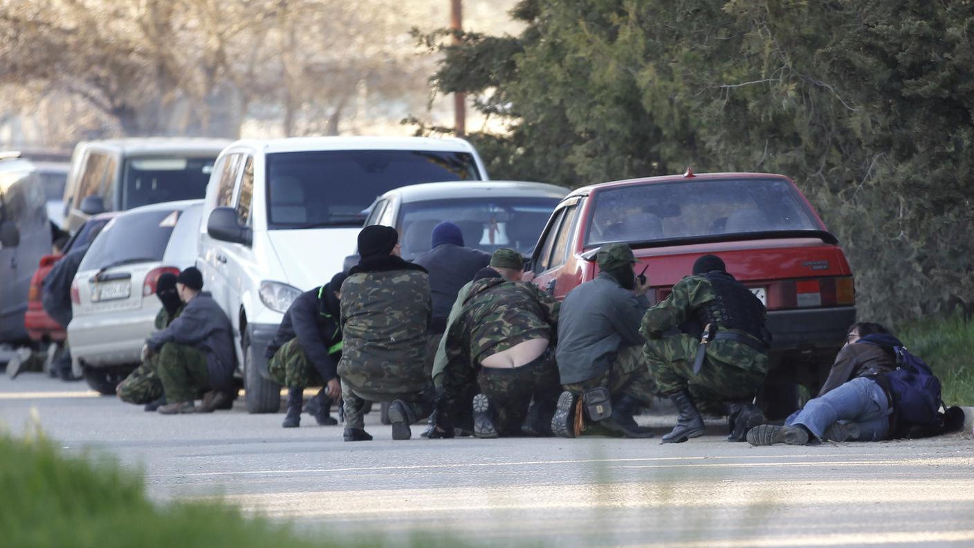 belbek ucraina russia miliziani filorussi al riparo re.jpg