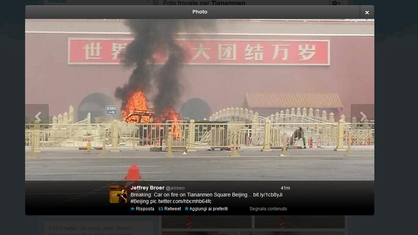 Tienanmen auto prende fuoco twitter.jpg