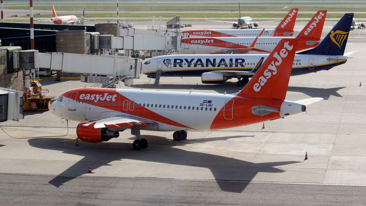 Gli aerei di Easyjet e Ryanair fermi all'aeroporto di Milano Malpensa