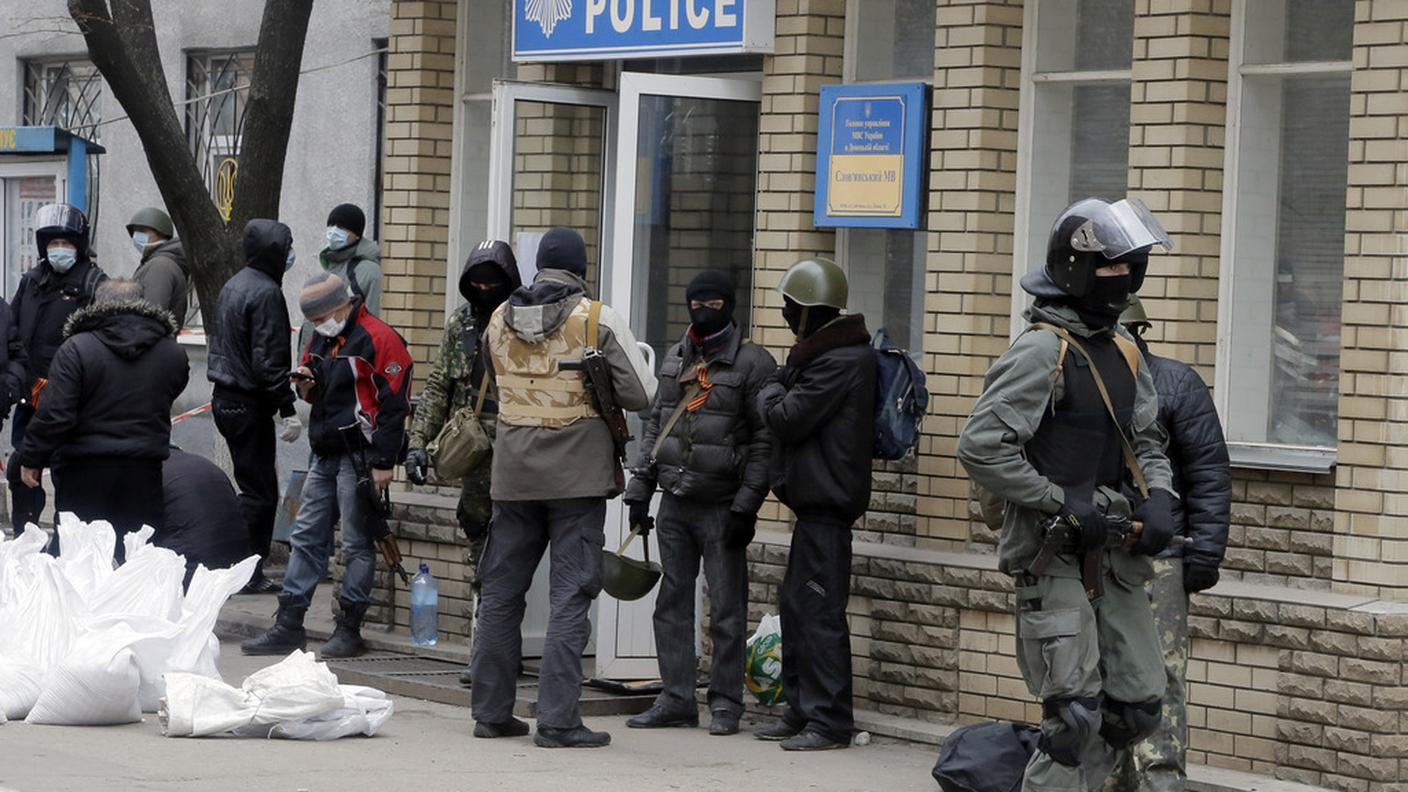 ucraina donetsk dimonstranti occupazione polizia ky.JPG