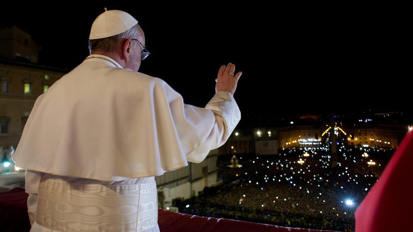 Papa Francesco si presenta ai fedeli
