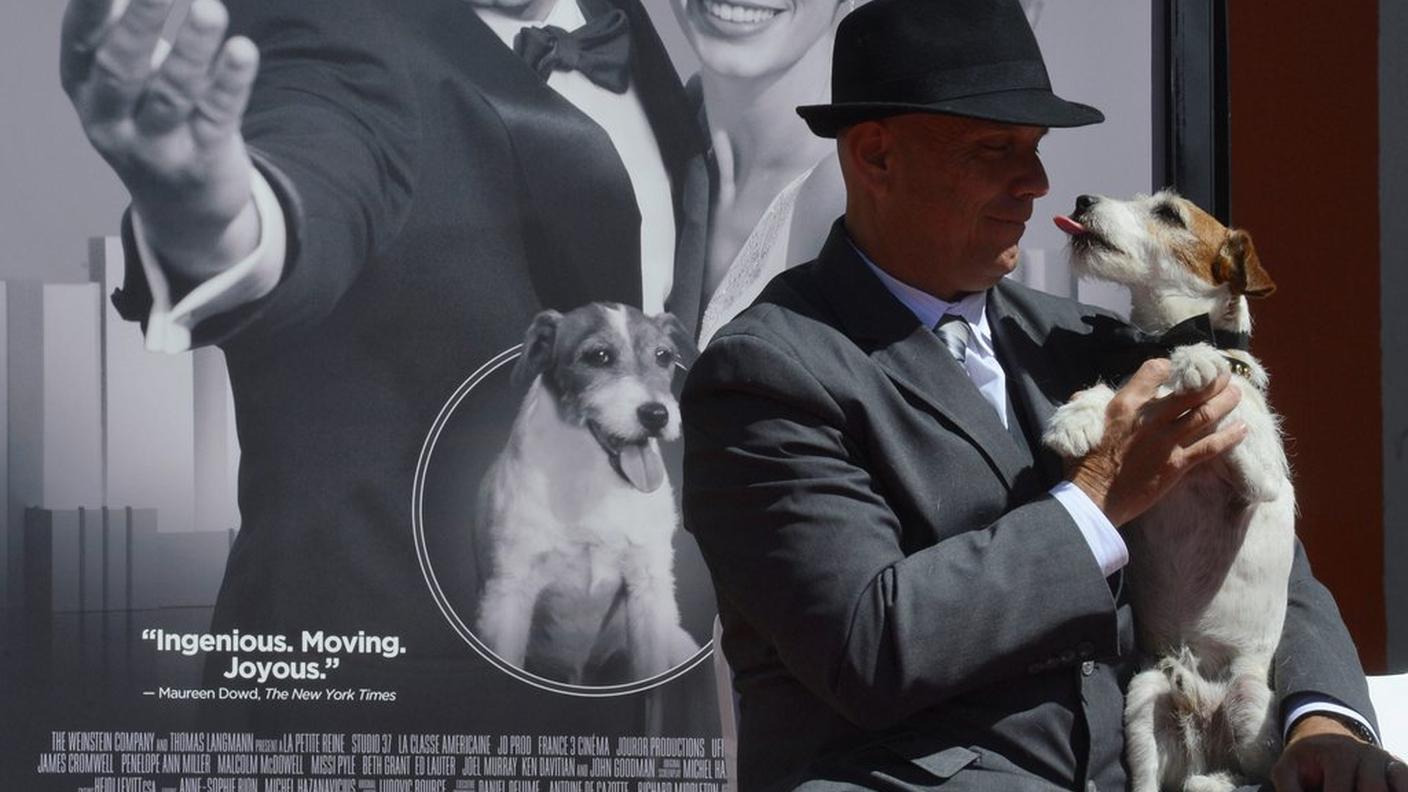 Con il suo padrone davanti alla locandina del film