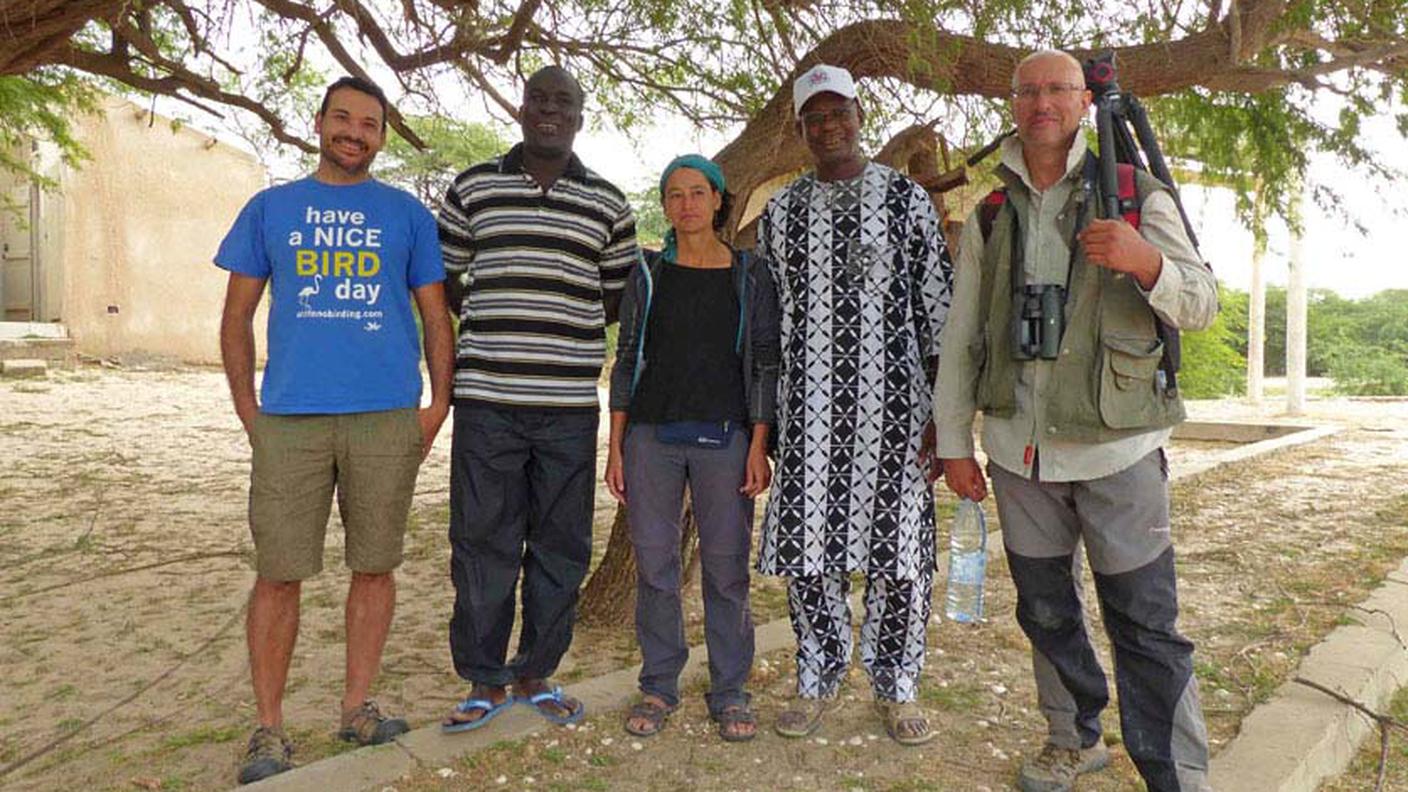 Da sinistra a destra: Rafa Benjumea, Moussa Fall (Parco nazionale della Langue de Barbarie), Blanca Perez, Issa Sylla (storico direttore della struttura senegalese) e John Wright, autore della foto del Falco