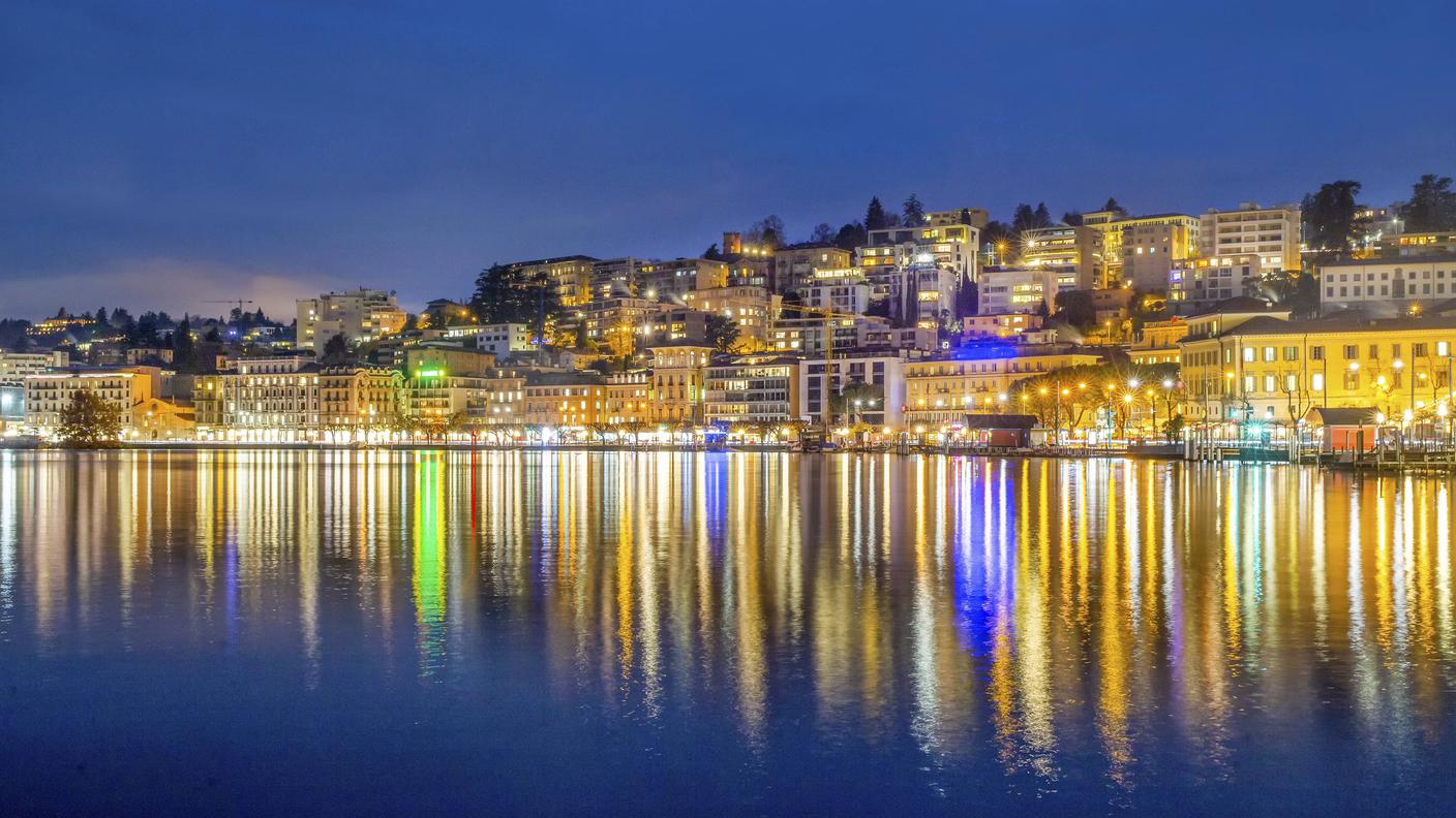 Le fonti di luce artificiale generano inquinamento luminoso: un problema per molte specie di pipistrello. In foto: il lungolago della città di Lugano