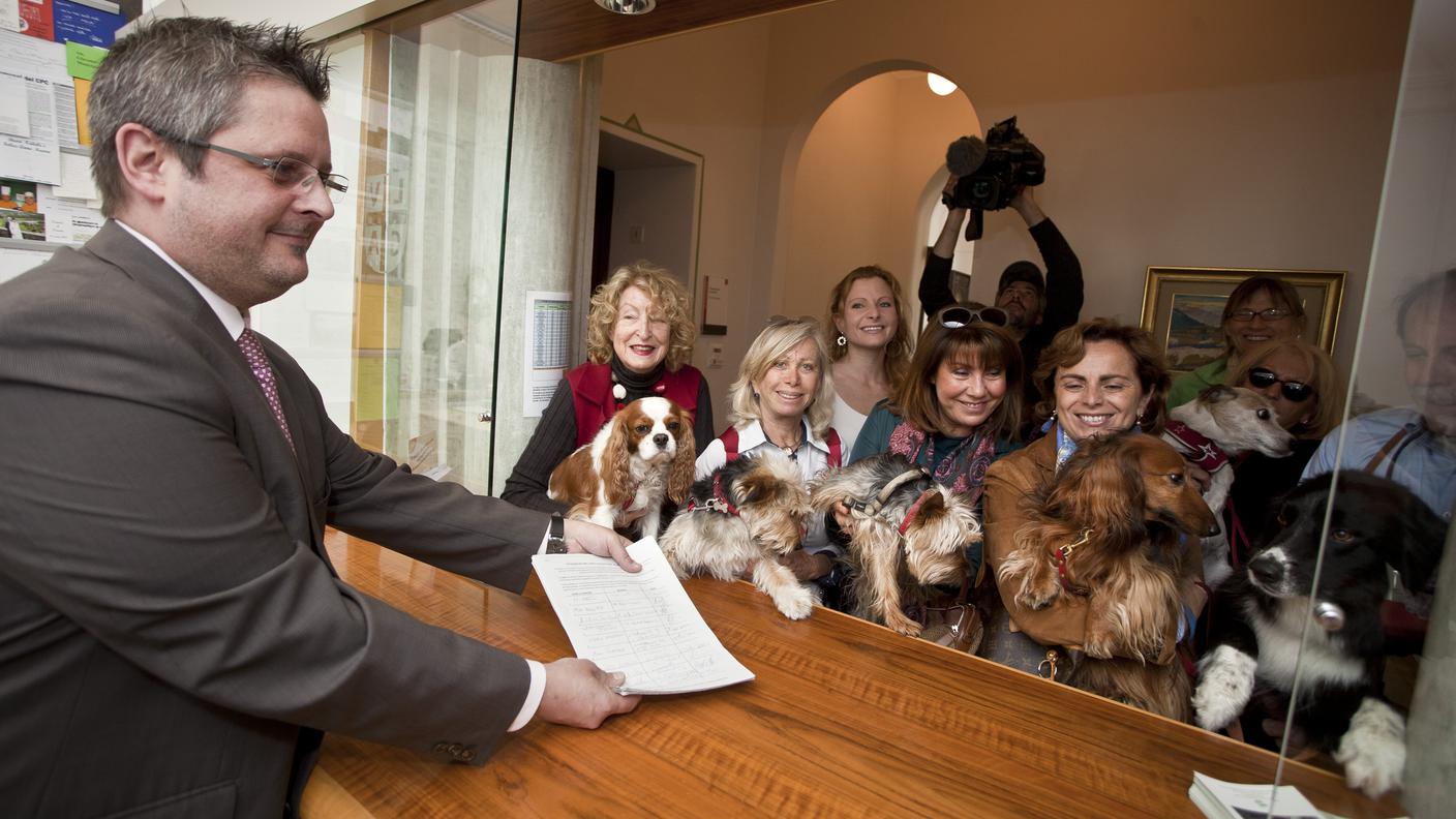 Consegna firme 2014 per un Dog Park a Lugano 02 Tipress.jpg