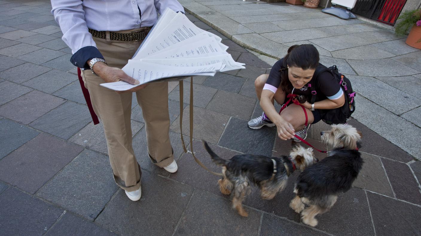 Consegna firme 2014 per un Dog Park a Lugano 04 Tipress.jpg