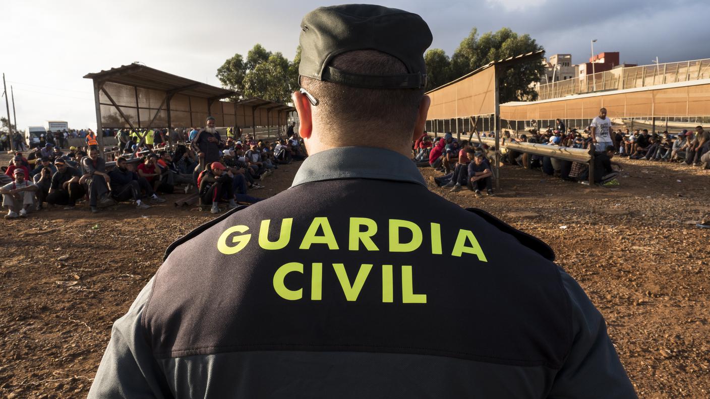 La guardia civil sorveglia uomini e donne "porteadores"