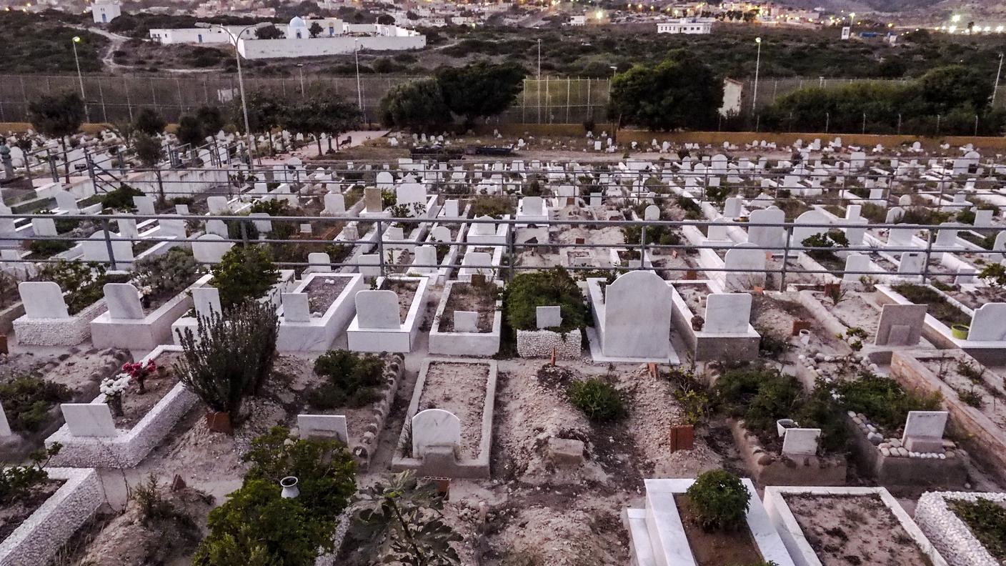 Il cimitero musulmano di Melilla. La moschea di fronte è in Marocco