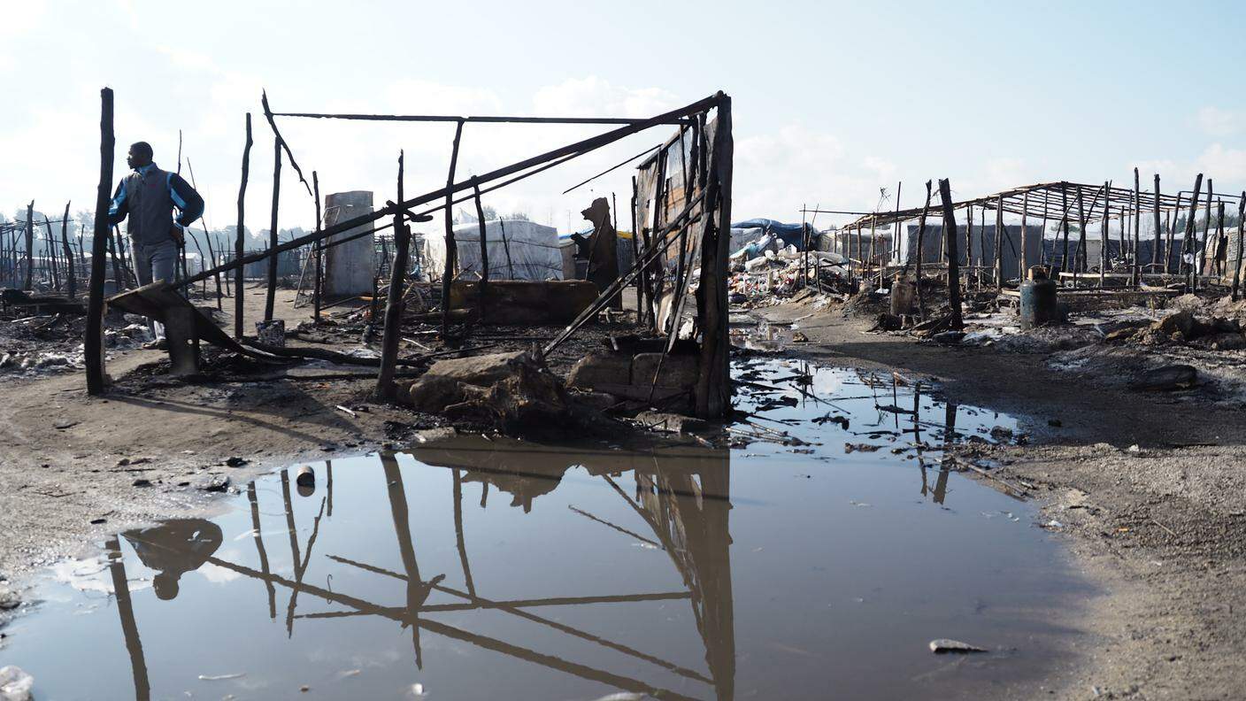 La devastazione nella tendopoli di San Ferdinando dopo l'incendio del 27 gennaio