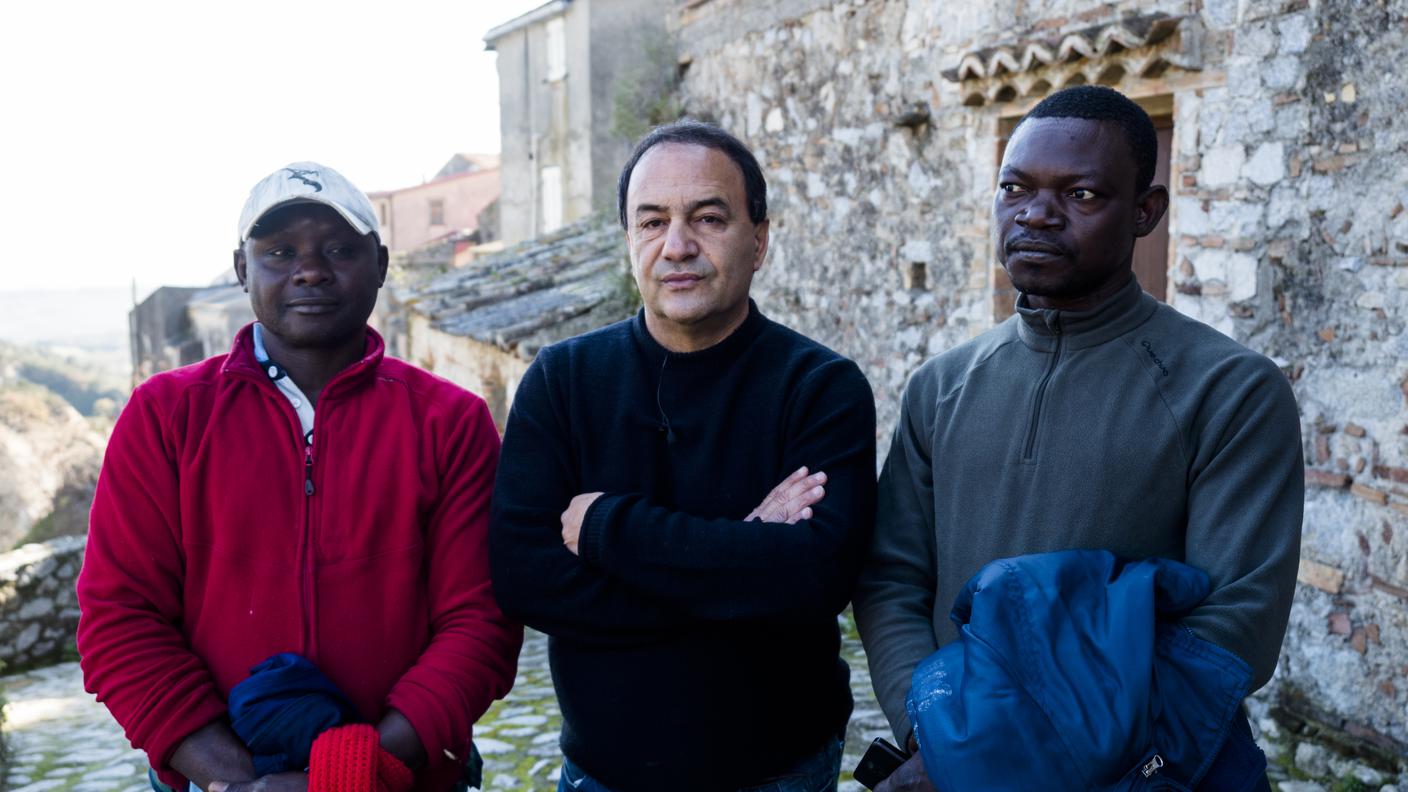 Il sindaco con un ospite di Riace e uno della tendopoli di San Ferdinando in visita alla città