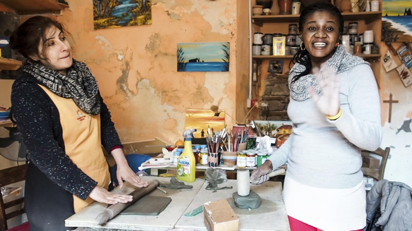 Le ragazze del laboratorio di ceramica di Riace