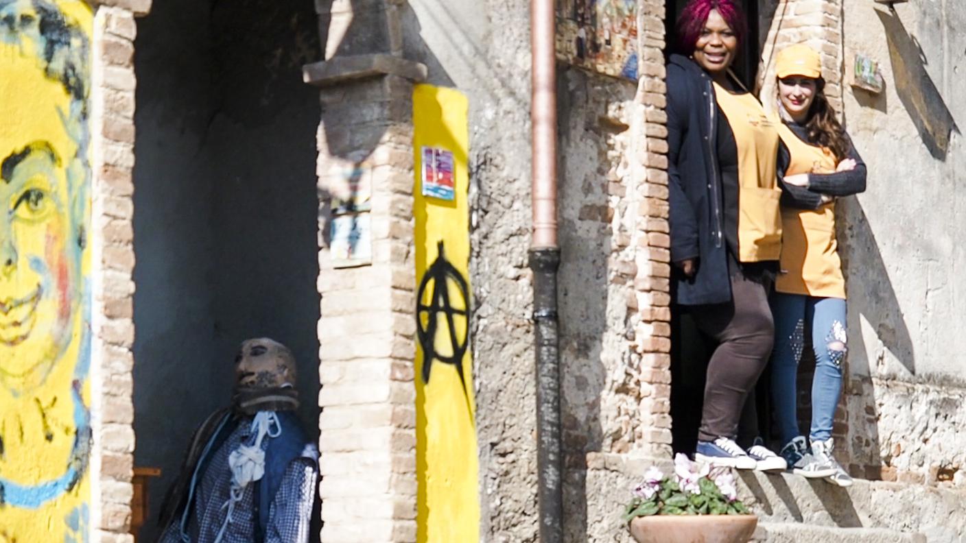 Le ragazze del laboratorio tessile in un momento di pausa