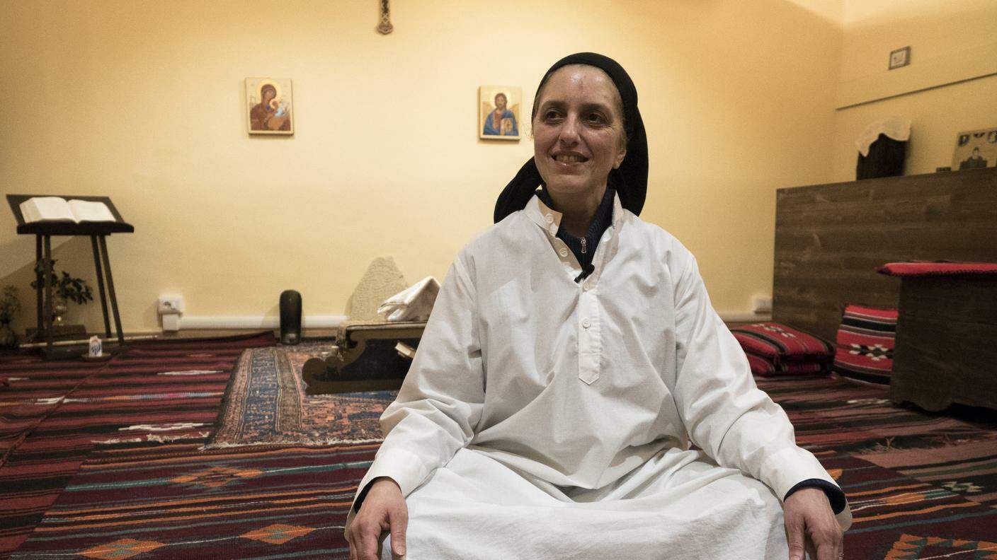 Suor Carol Cooke nella cappella del monasteri di Cori, dove si prega seduti per terra