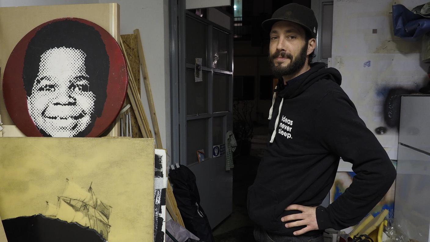 L'artista accanto al suo "marchio di fabbrica"