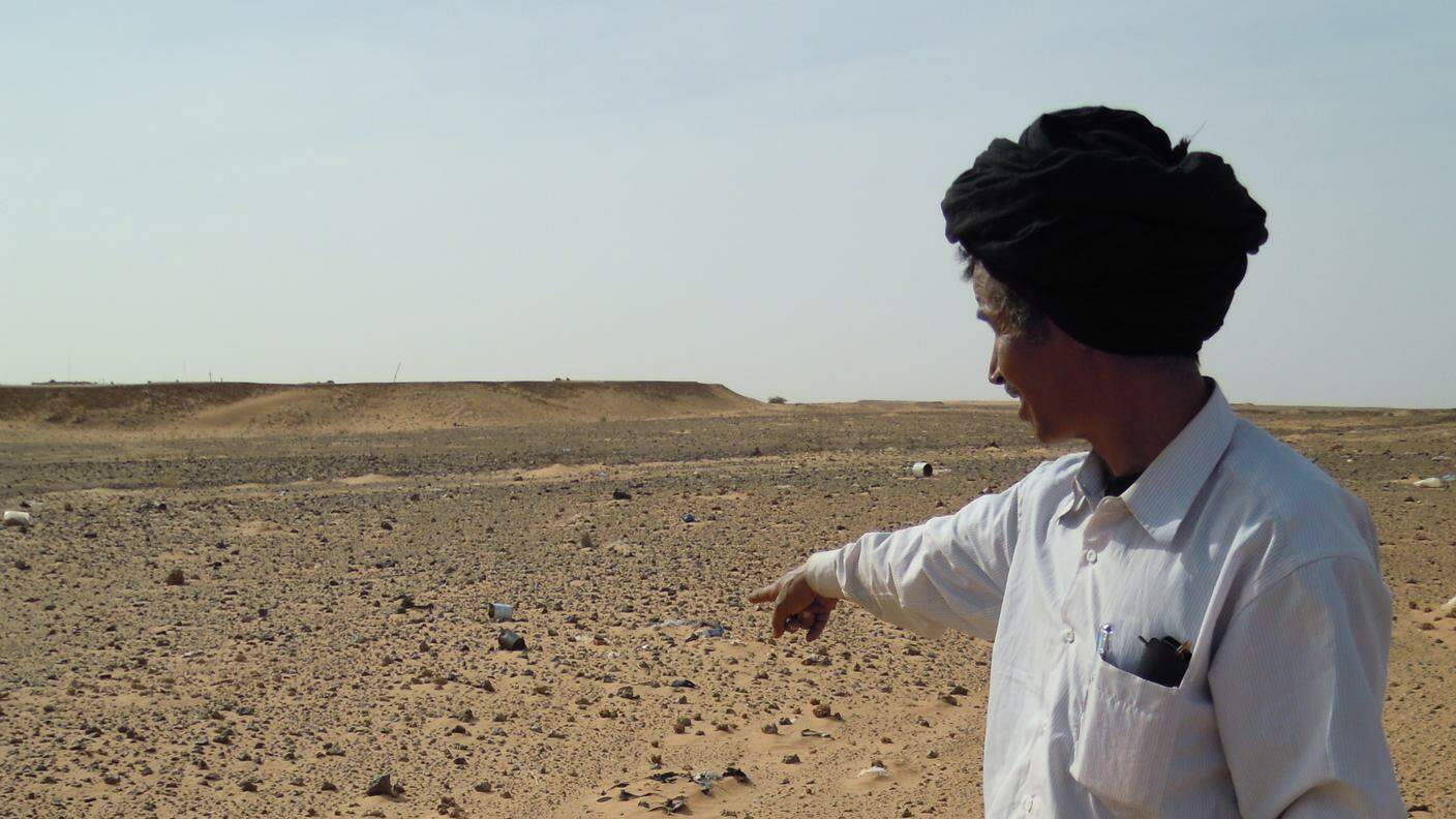 Khandoud indica una mina accanto al muro