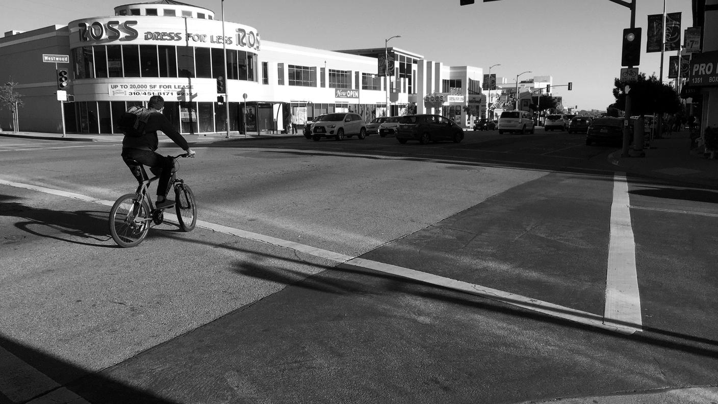 La chiamano anche “la piccola Persia”, nella zona occidentale di Los Angeles. Gran parte della vita della comunità iraniana-americana ruota intorno a questa strada, Westwood Boulevard.