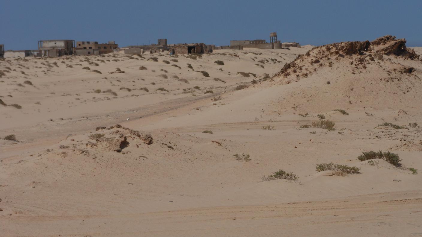 Quel che resta di La Guera, sommersa dalla sabbia del deserto