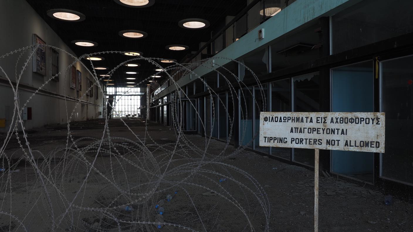 L'interno dell'aeroporto internazionale di Nicosia. Tutto è rimasto congelato al 1974