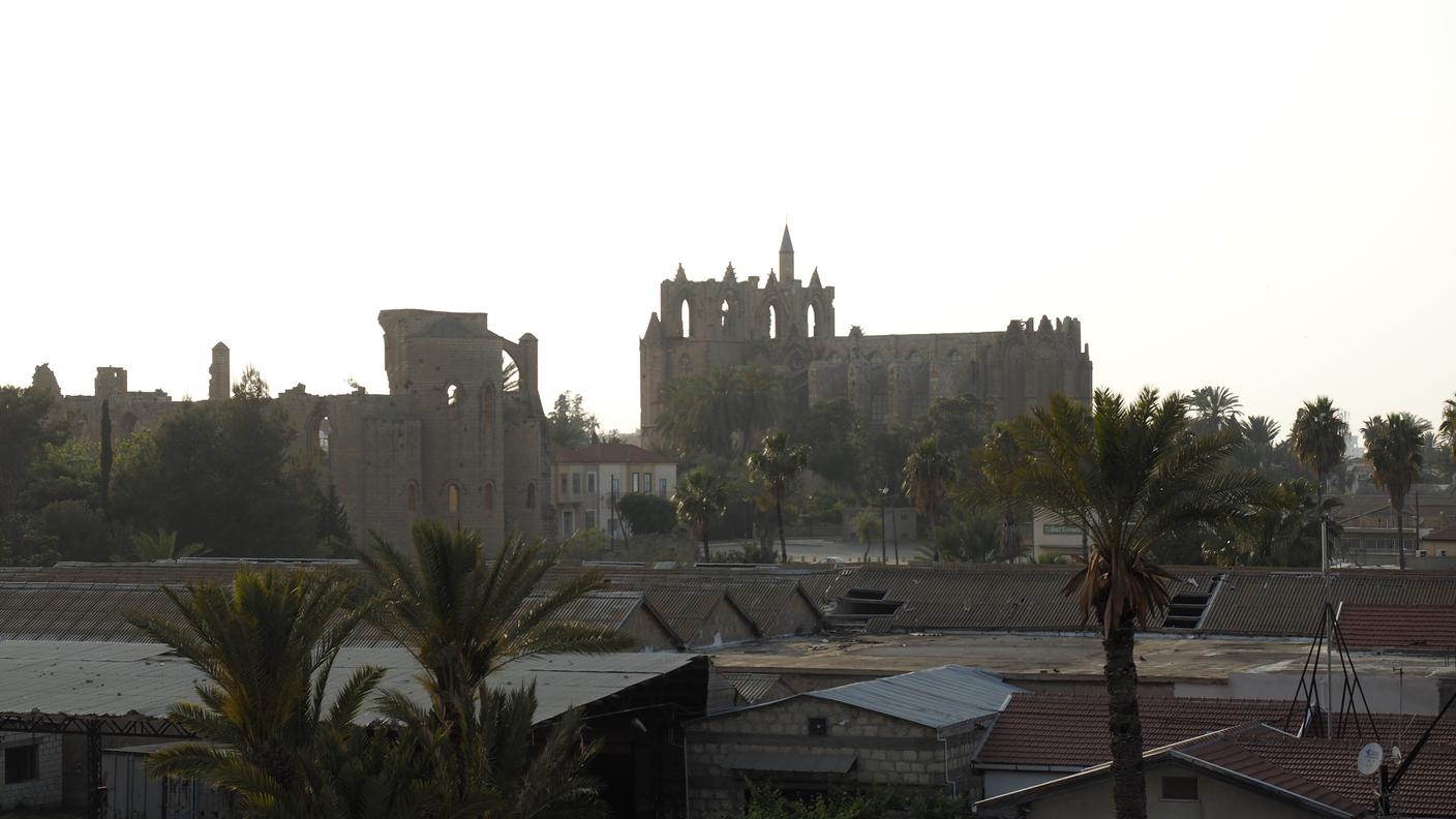 L'orizzonte della cattedrale di San Nicola, convertita in moschea dopo la metà del 1500 e, accanto, la chiesa di San Giorgio dei Greci a Famagosta, Cipro nord