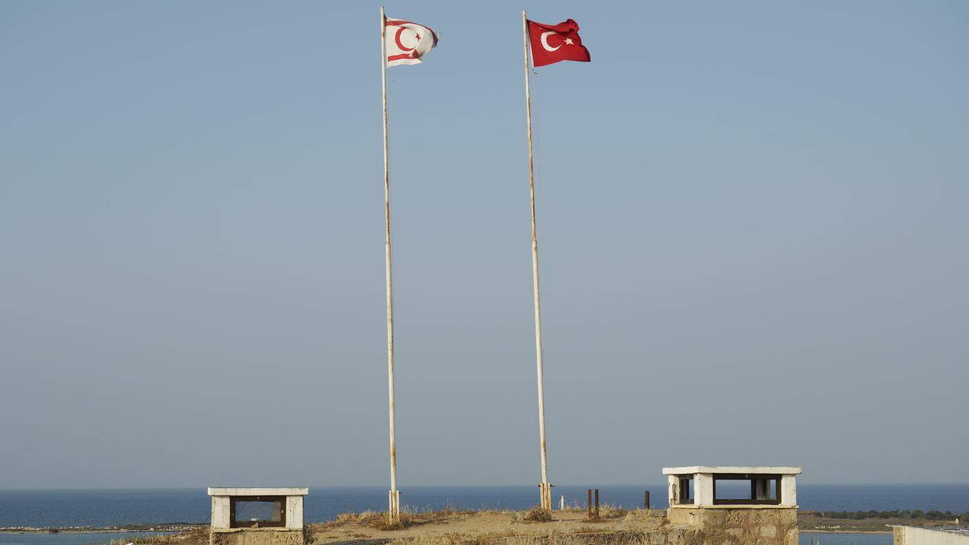 Sulle mura della città vecchia di Famagosta dominano le bandiere turco-cipriota e turca