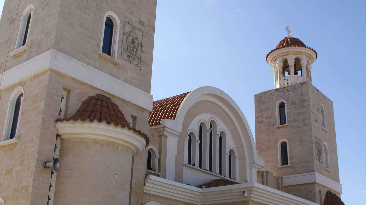 La chiesa ortodossa di Pyla dista poche decine di metri dalla moschea 