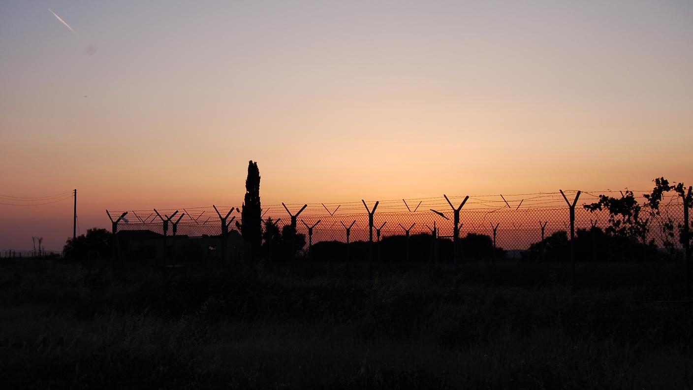 Una delle recinzioni della base militare britannica di Dhekelia, all'interno della quale vivono da vent'anni rifugiati curdi e africani senza documenti validi