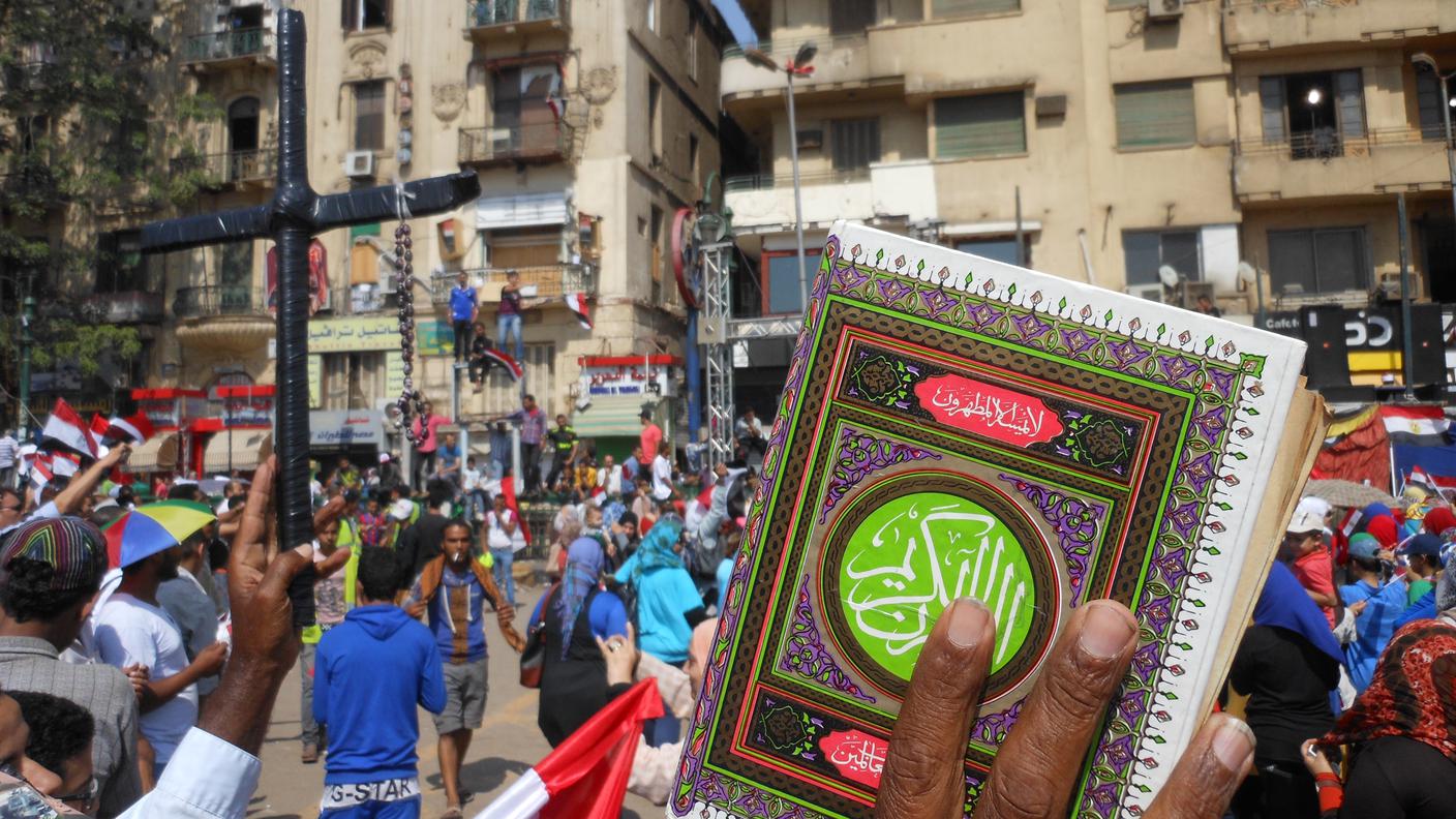 Il Corano e la croce, simboli della rivoluzione di piazza Tahrir 