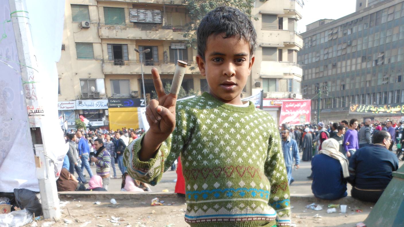 Un ragazzino fa il segno della vittoria con un bossolo al dito - piazza Tahrir - 2011 - 