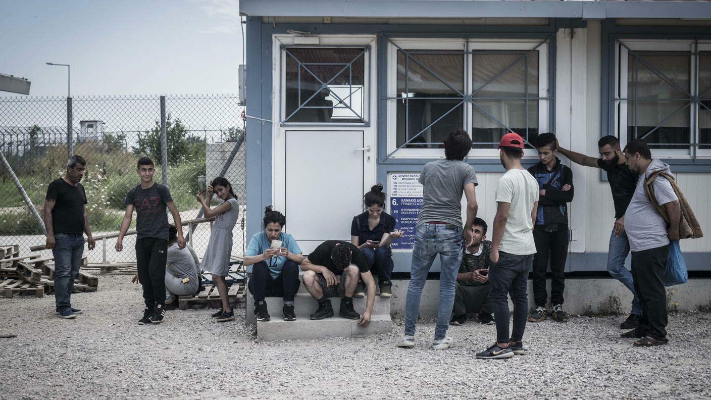 Gruppo di rifugiati siriani appena arrivati al centro di detenzione di Fylakio, nella Grecia orientale