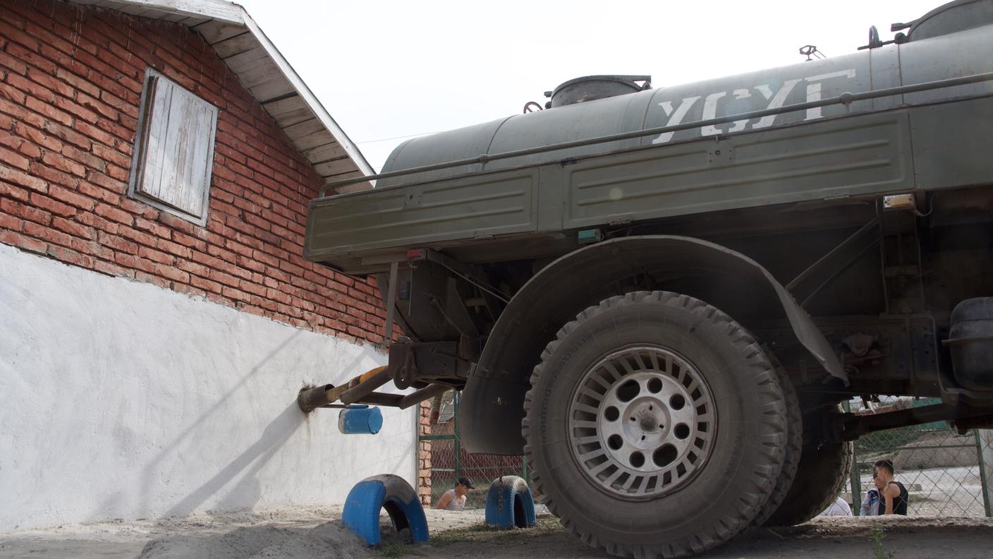 Cisterna – A Chingeltei, il quartiere alla periferia nord di Ulan Bator, non arriva l'acquedotto. La gente prende l'acqua da chioschi riforniti da autobotti