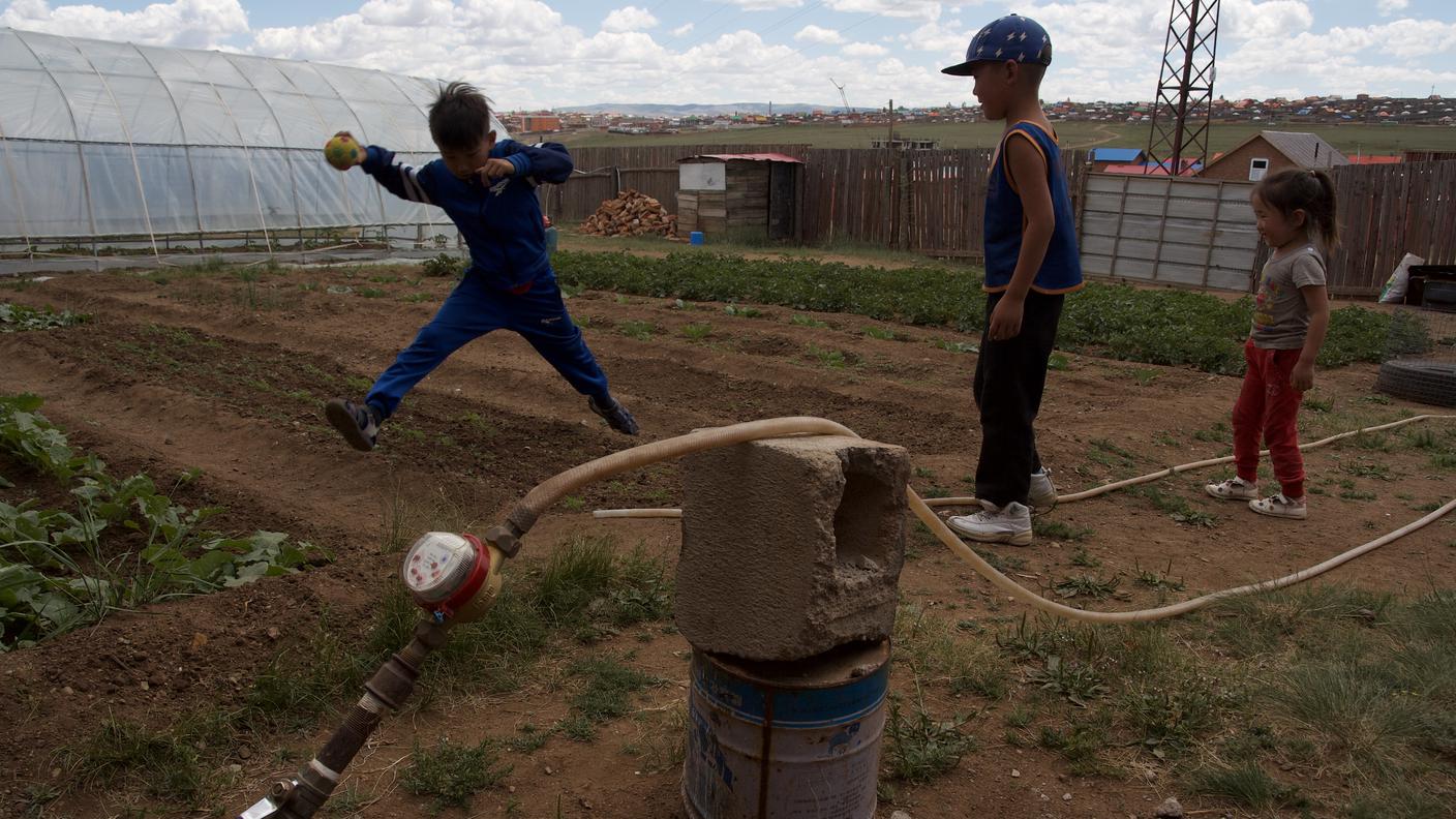 Pompa – Alla periferia della capitale, ex nomadi o ex minatori hanno cominciato a coltivare gli orti. In una “via modello”, l'acqua arriva da una fonte sotterranea, grazie a una pompa elettrica