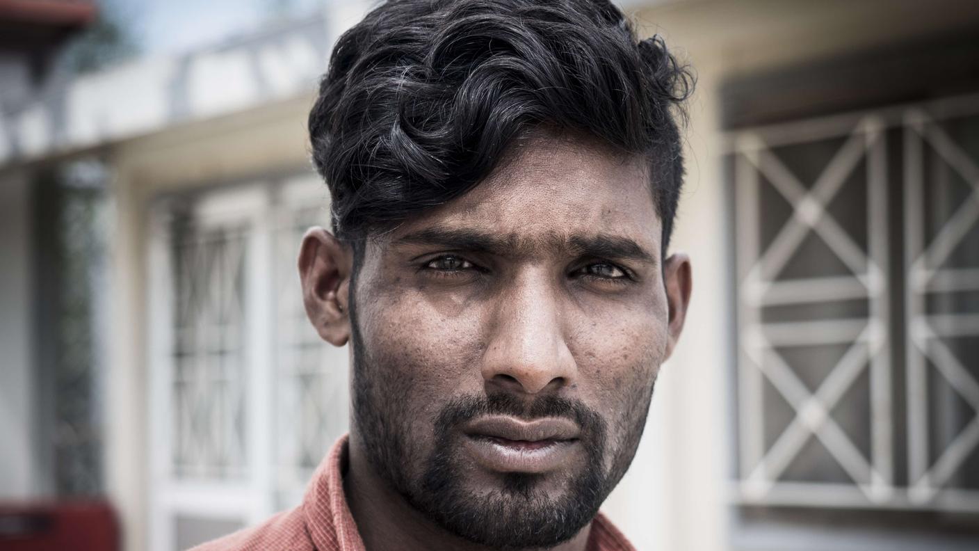 Adnan proviene dal Pakistan. Ha viaggiato insieme al suo amico Mohamed. Ora sono detenuti nel centro di Fylakio, in Grecia.