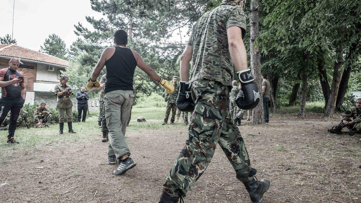 Volontari dell'Unione militare Vasil Levski si addestrano nei boschi attorno a Plovdid, Bulgaria
