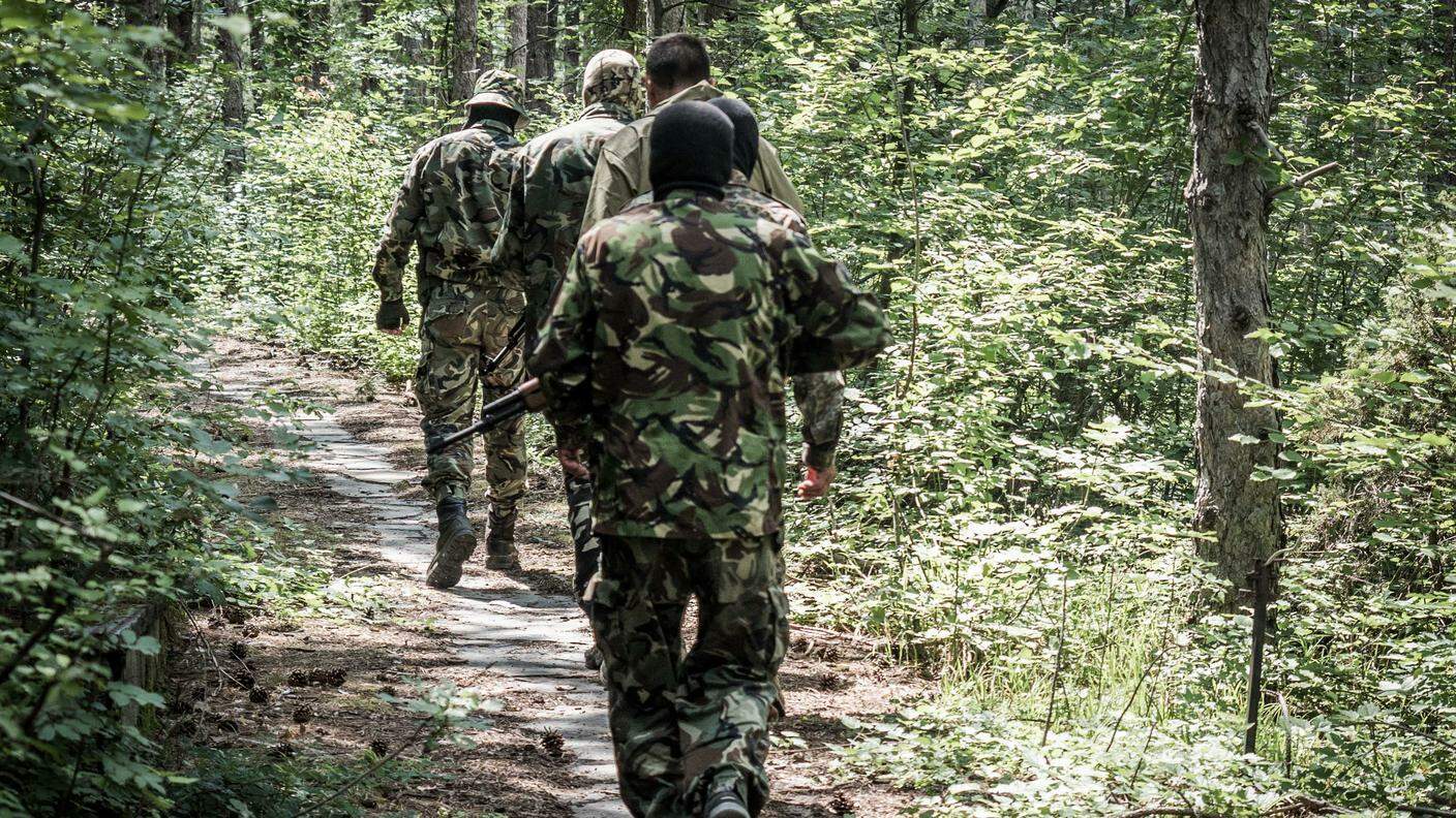 Un gruppo dell'organizzazione paramilitare Vasil Levski in marcia nella foresta appena attorno alla città bulgara di Plovdiv