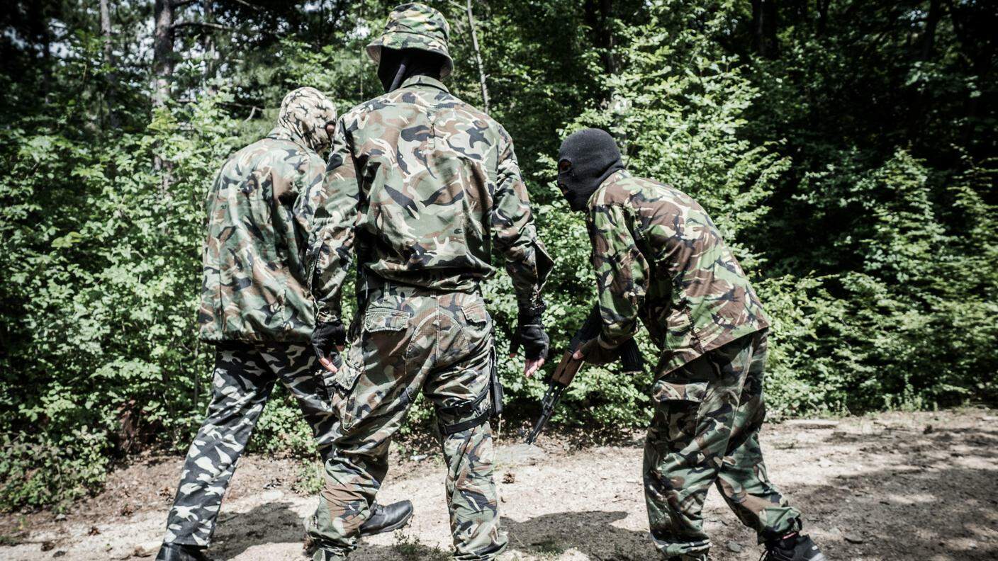 Miliziani del gruppo paramilitare bulgaro Shipka durante un'esercitazione nei boschi