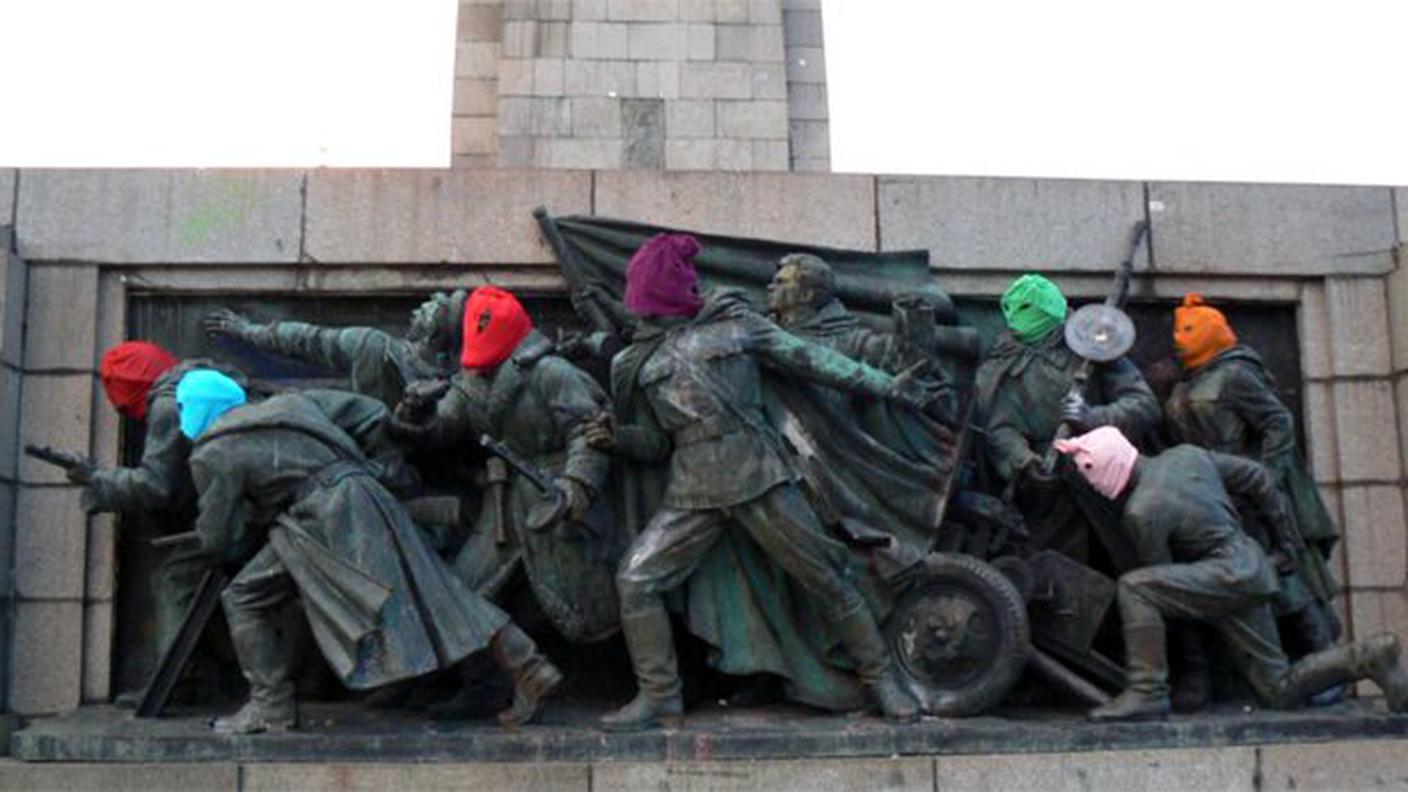 I soldati sovietici incappucciati come le Pussy Riots il 17 agosto 2012.jpg