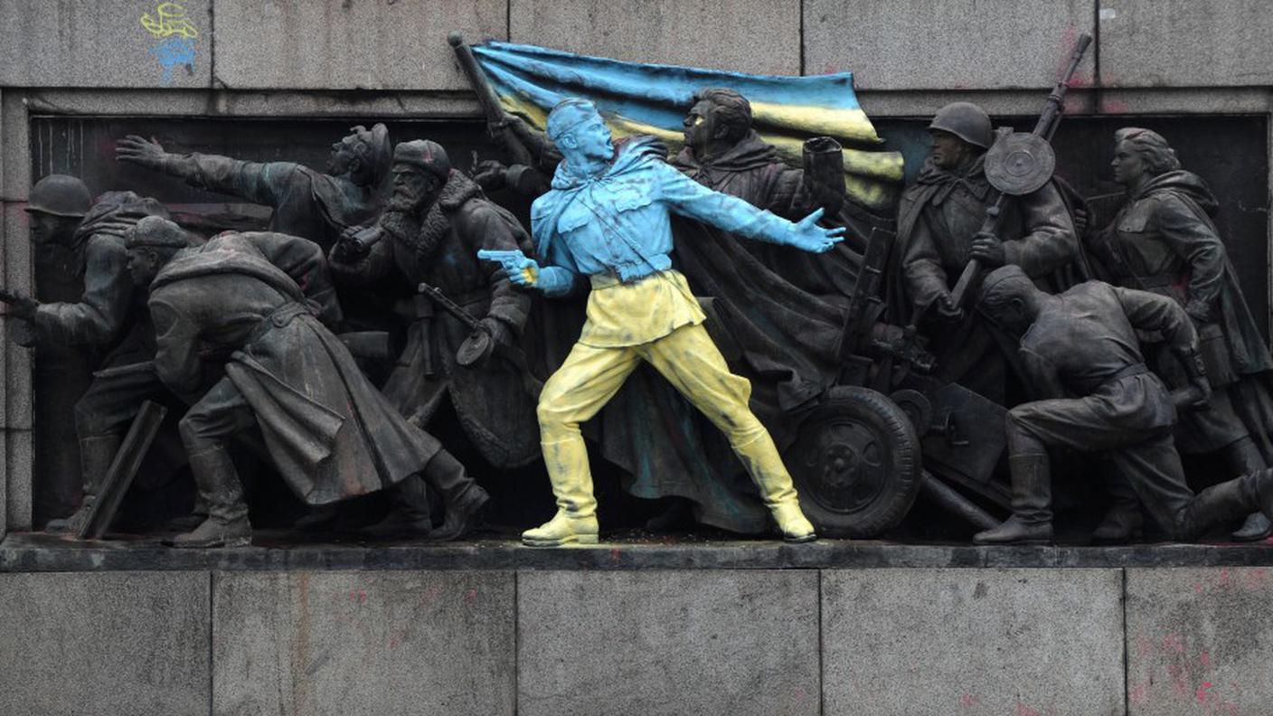 Il monumento dipinto con i colori della Ucraina il 23 febbraio 2014.jpg